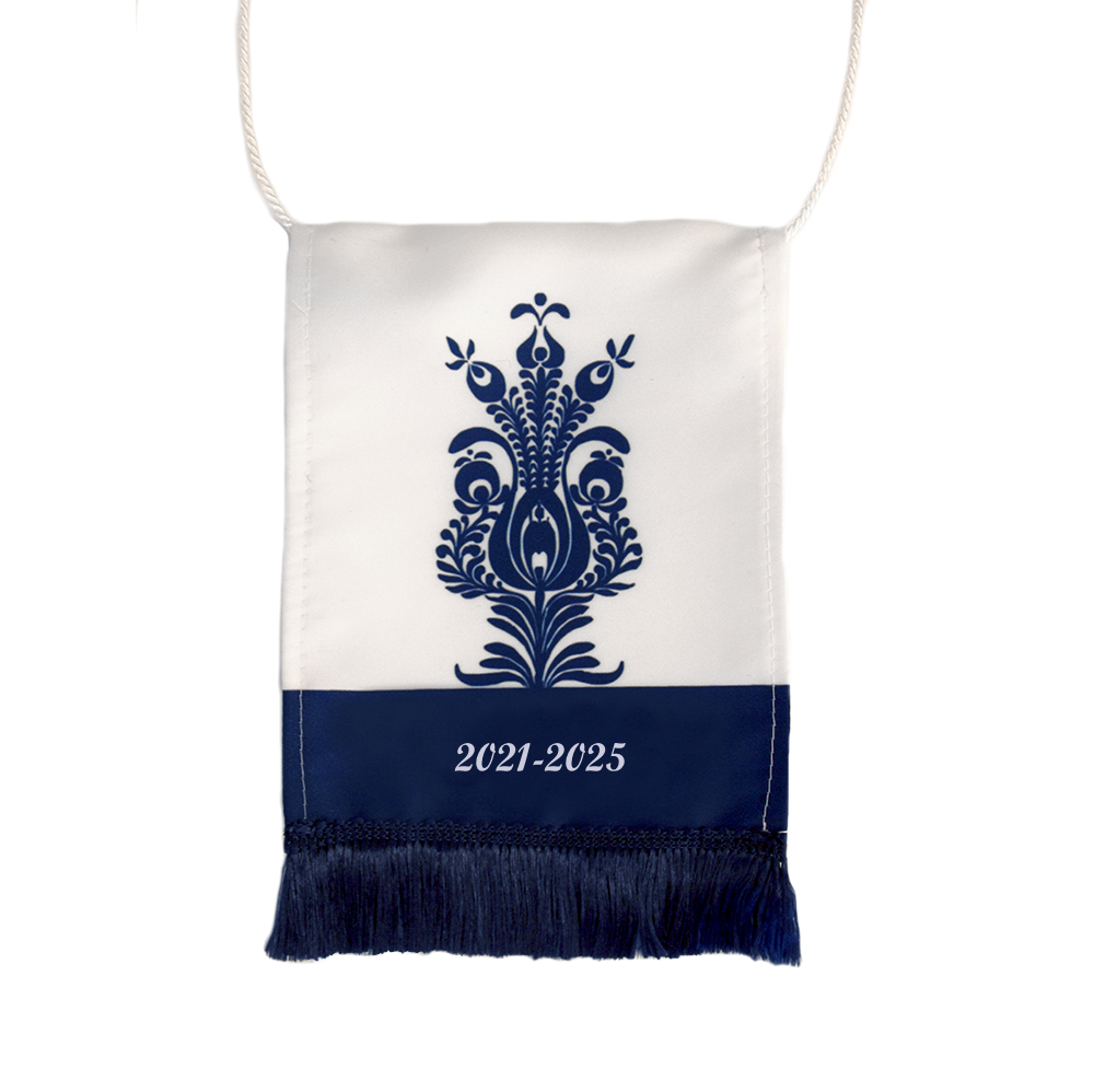 Kék-fehér ballagási tarisznya kalocsai mintával és sötétkék díszrojttal