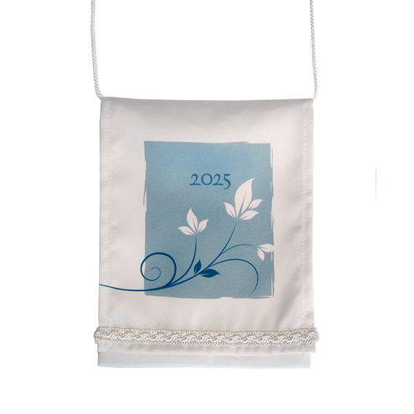 Fehér-világoskék ballagási tarisznya, kék-fehér virágmotívummal, díszpaszománnyal.